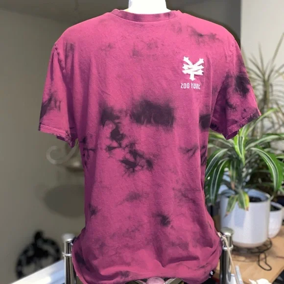 💙 Zoo York Black and Pink Tie-Dye T-Shirt Featuring Elaborate Embroidery Size M - Picture 3 of 13